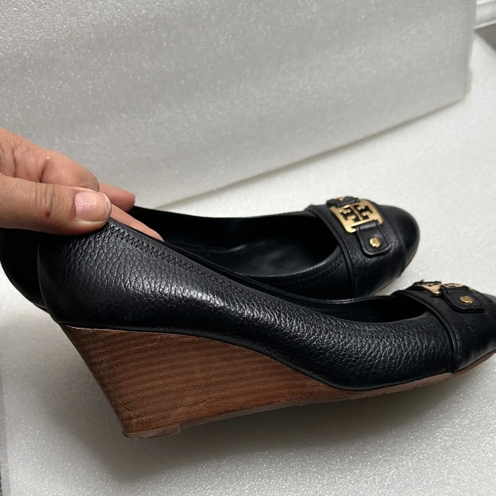 Tory Burch Black leather wedding with Gold Accent size 9